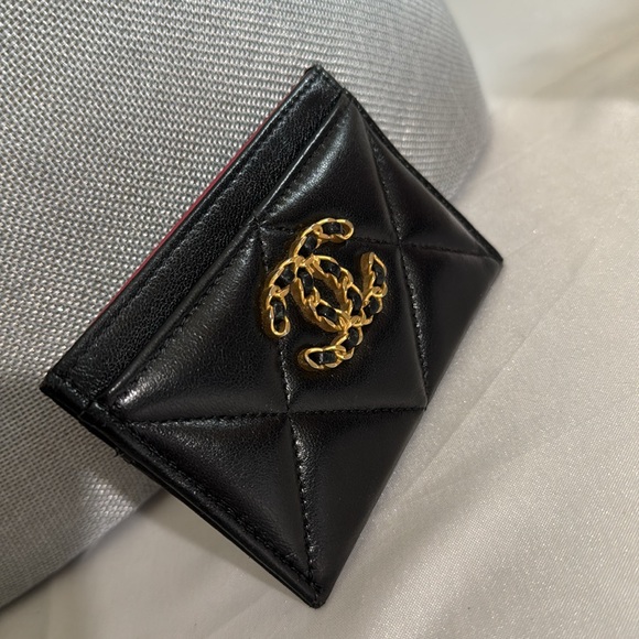 CHANEL Lambskin Quilted Chanel 19 Card Holder in Black - Picture 4 of 17